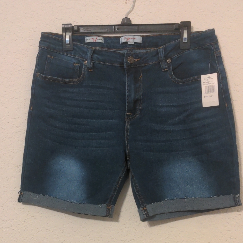 Vigoss Juniors Marley Midrise Blue Jean Cuffed Bermuda Shorts. Size 13/31 NWT